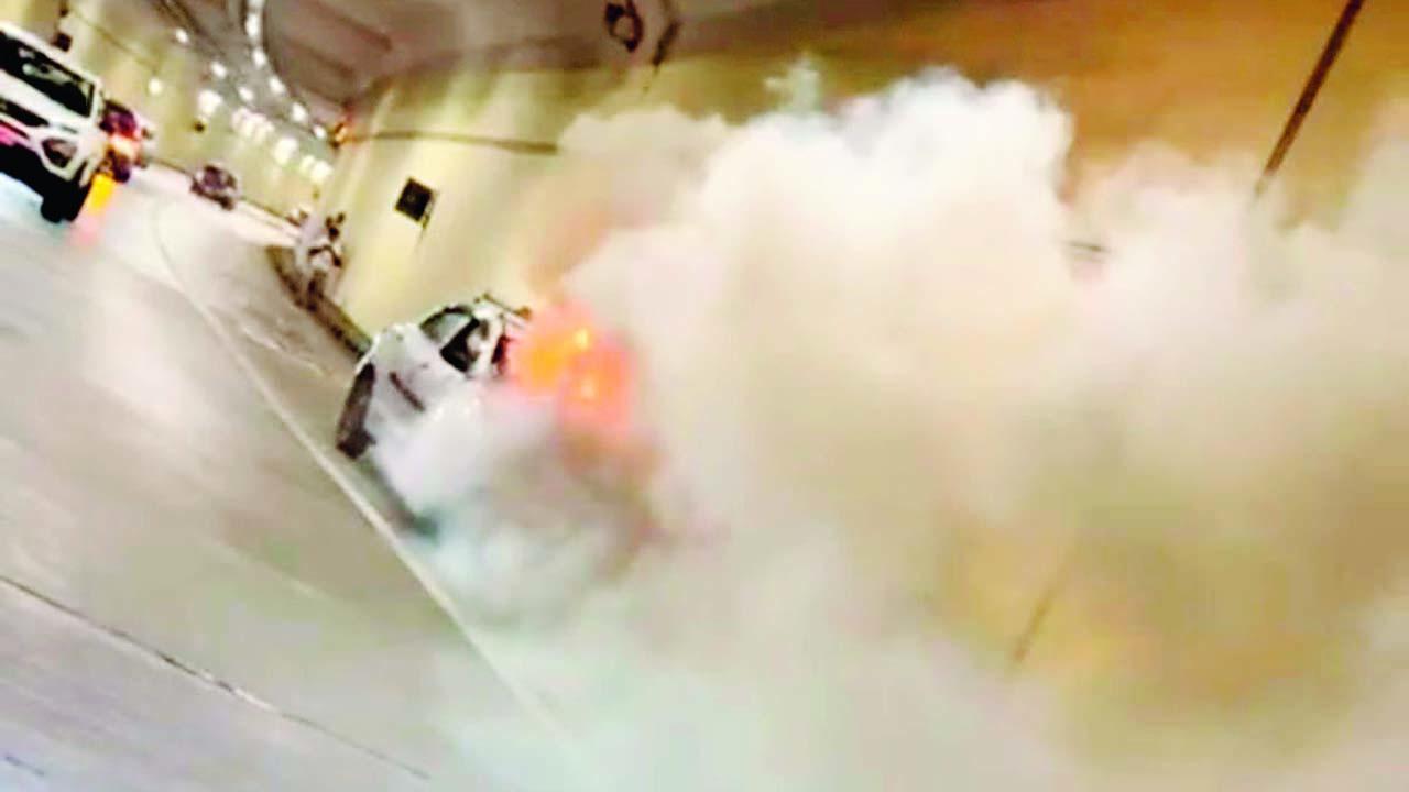 કારમાં લાગેલી આગને કારણે ટનલમાં ધુમાડો ફેલાઈ ગયો હતો.